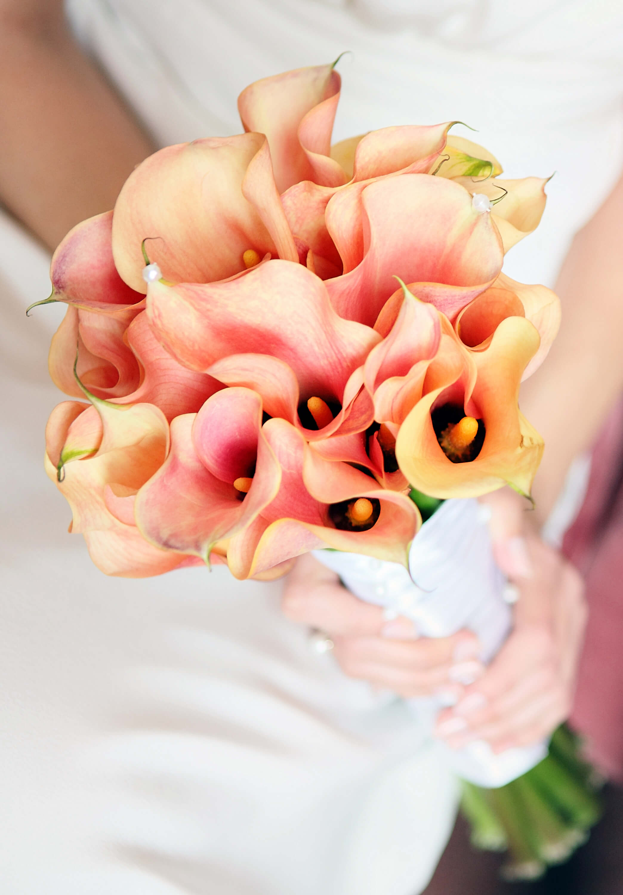 Свадебный букет с персиковой орхидеей